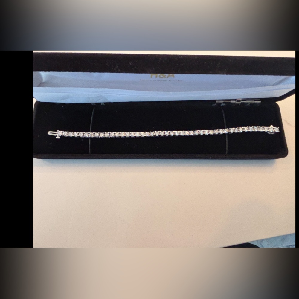 Elegant diamond tennis bracelet